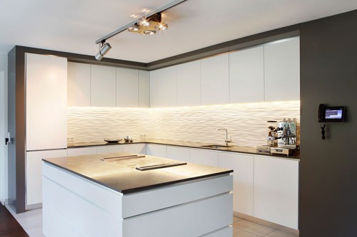 Einbauküche mit Kochinsel, Dunstabzug 'Vario' mit Muldenlüftung von Gaggenau