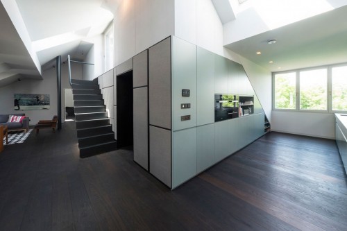 02-Loft-Kueche-Wohnbereich-Wandverkleidung-Serverschrank