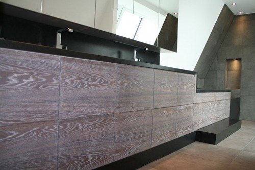 Einbaumöbel mit Fronten aus Eiche geräuchert und lasiert.